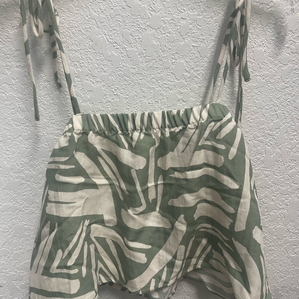 Gilli White and Green Sleeveless Crop Tank Top